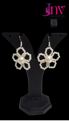 Flower pearl earrings