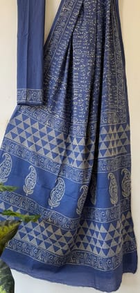 Hand block printed cotton mul saree with blouse.....Size 6.5 with blouseNatural dye n colourPure cotton (92*80)Pure hand ( without skrin chemical),