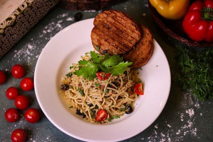 Veg spaghetti aglio e olio pasta