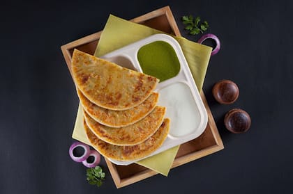 Gobi Paratha With Curd And Green Chutney