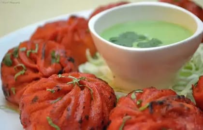 Chicken Tandoori Maida Momos [8 Pieces]