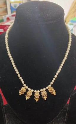 Elegant Pearls Chain Necklace with Locket for Women