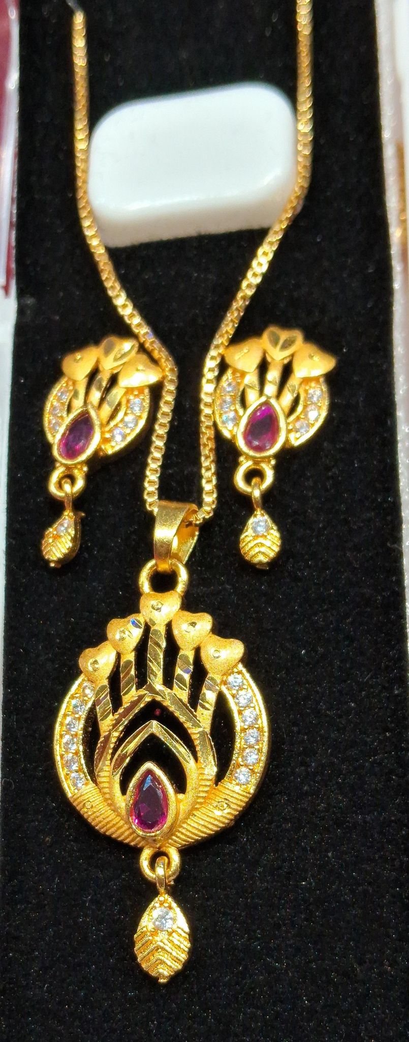 PENDANT SET With Chain