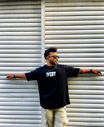 BLACK OVER SIZED TSHIRT