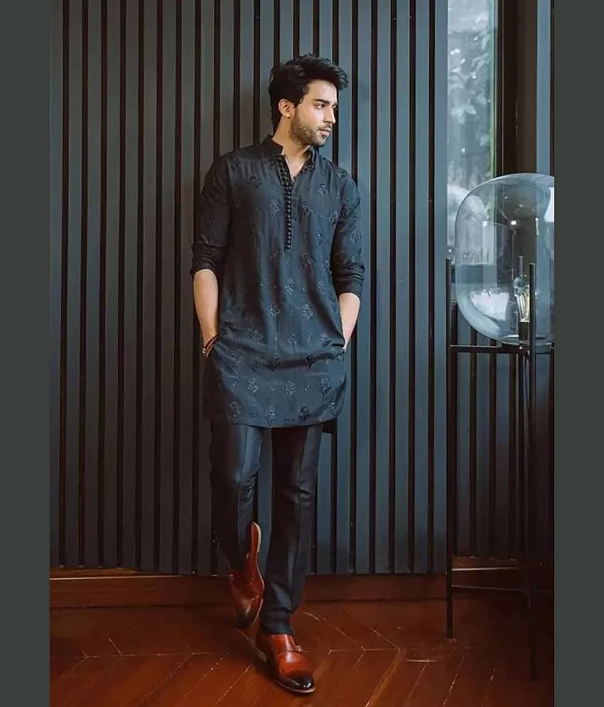 BEAUE Cotton Blend Embroidered Regular Kurta For Men ( Black )