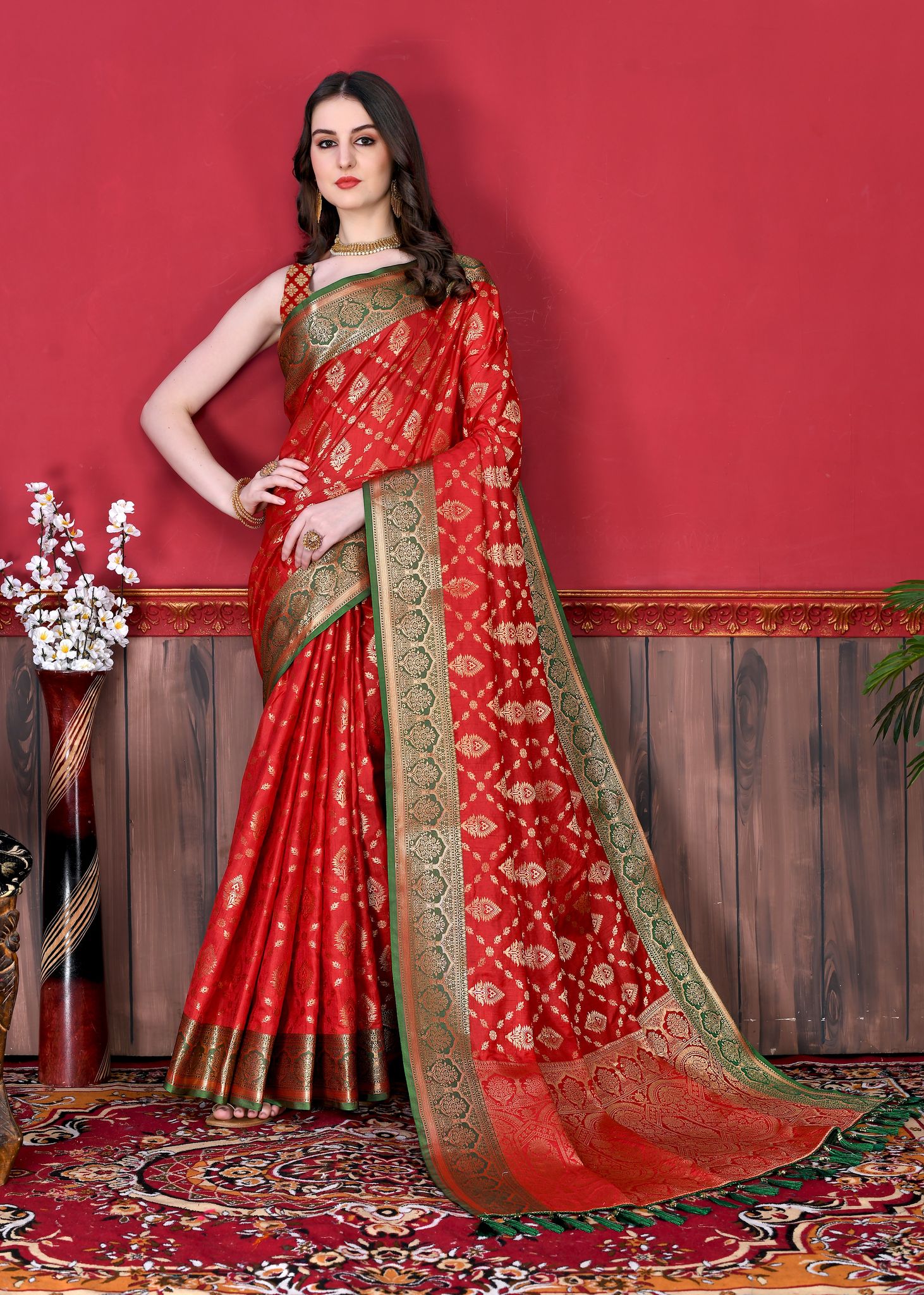 Yavira silk Women's Red Handwoven Jacquard Saree