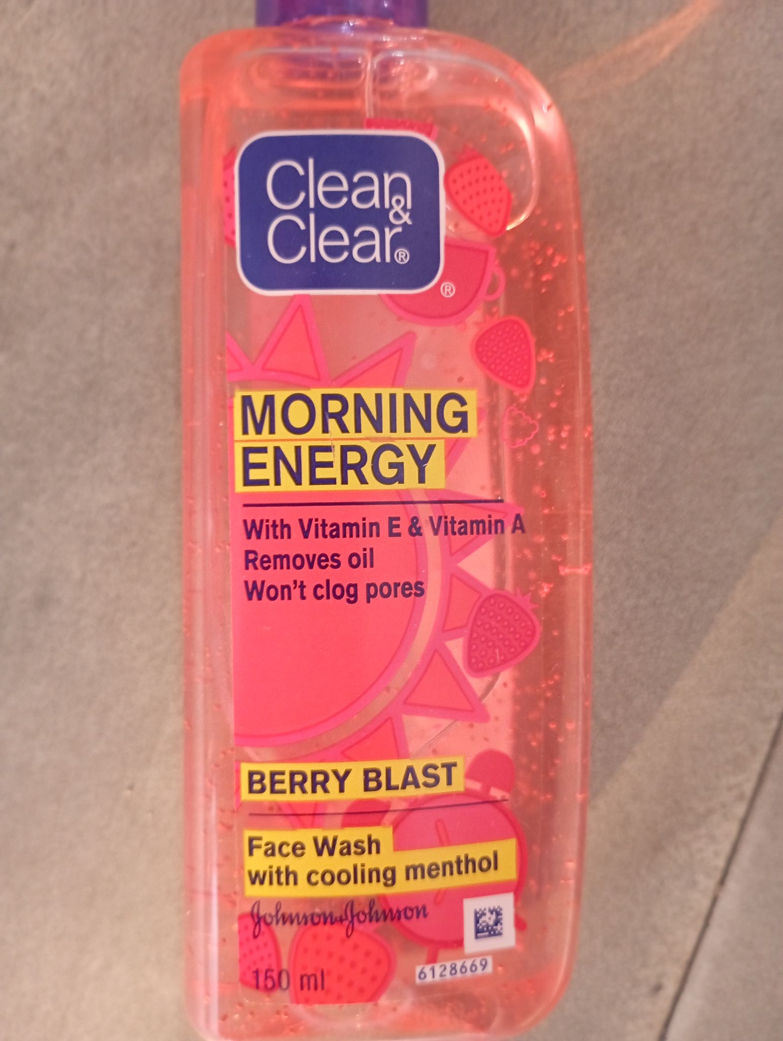 Clean & clear morning energy berry face wash with cooling menthol 