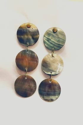 Mother of pearl pluto tops black earrings
