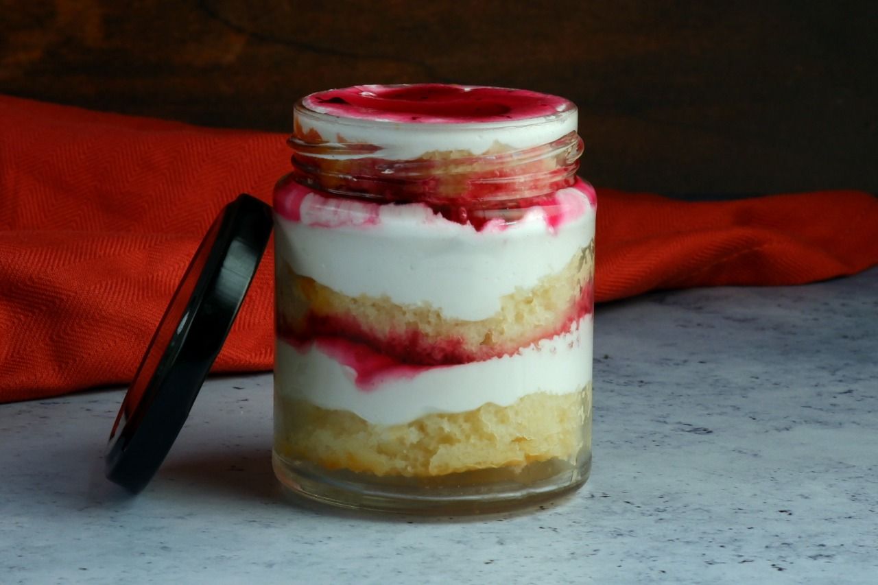 Strawberry jar cake