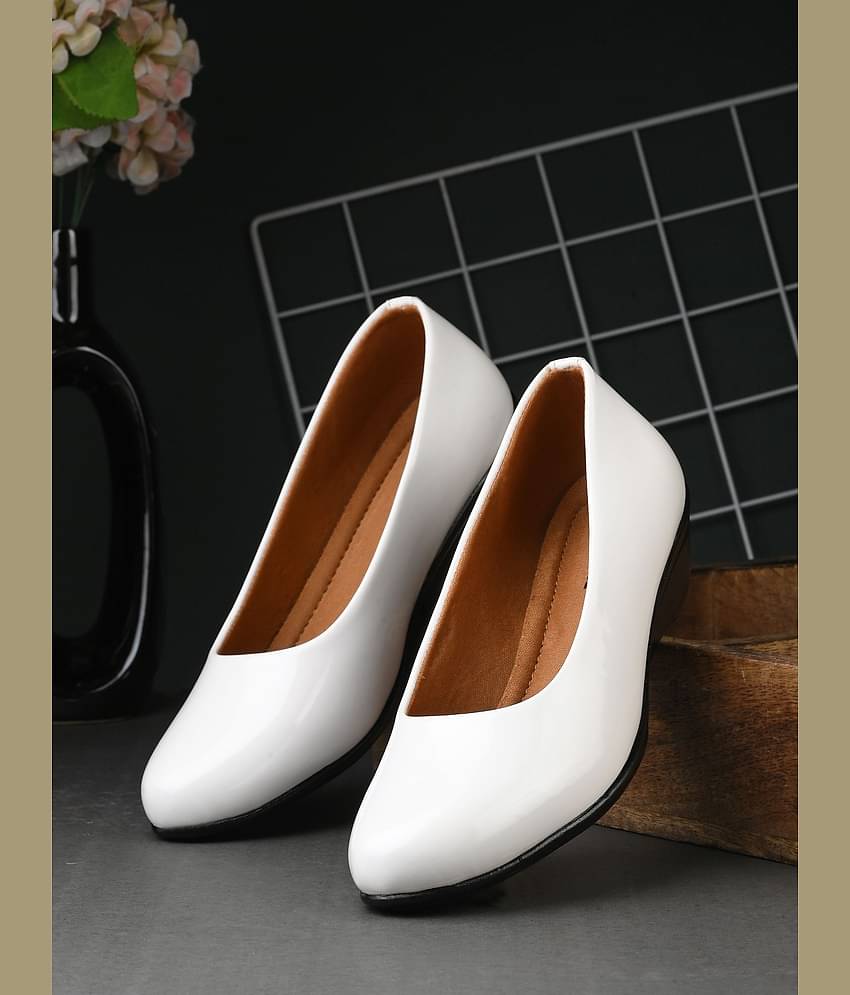 Footloose White Women's Casual Ballerinas