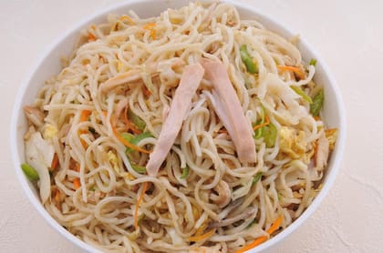 Wok Tossed Hakka Noodles Chicken