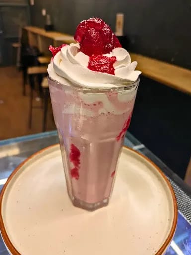 Strawberry Milkshake [300 Ml]
