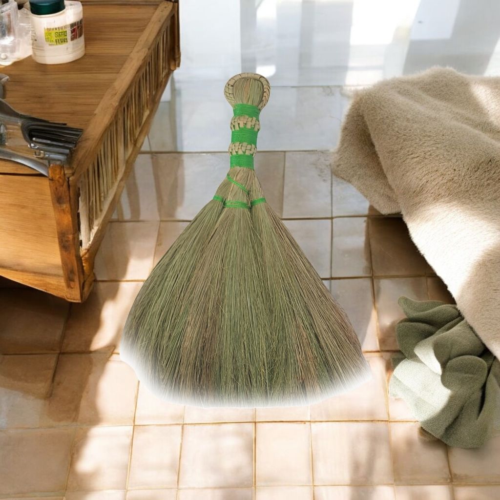 Broom/Kersuni (43.15cm*43.18)