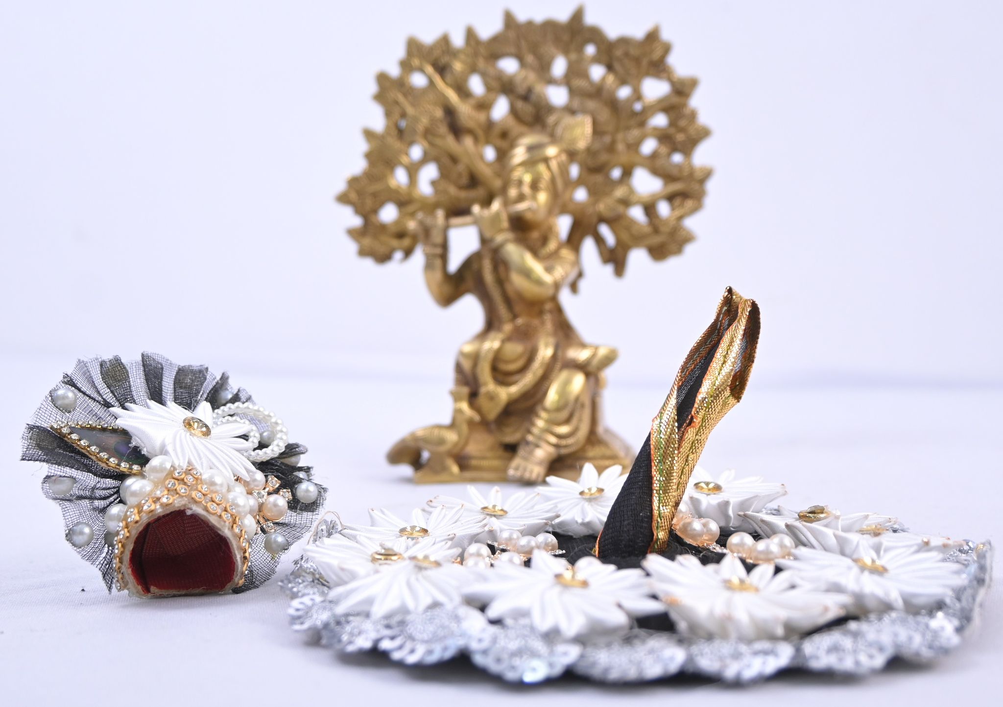 Black & White Daisy Pearl Designer Laddu Gopal Dress Set