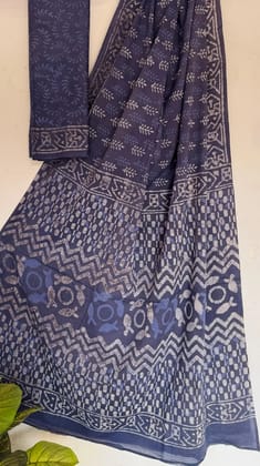 Hand block printed cotton mul saree with blouse.....Size 6.5 with blouseNatural dye n colourPure cotton (92*80)Pure hand ( without skrin chemical),,