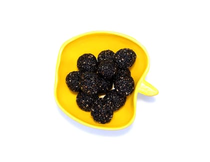 CRUNCHIZZ Authentic Kerala Style Jaggery Coated Banana Chips & Sesame Chikki Black Combo I Traditional South Indian Recipe I No Artificial Additives I Perfect Munchy Bites I Pack of Two I 100 Grams Each I Total 200 Grams