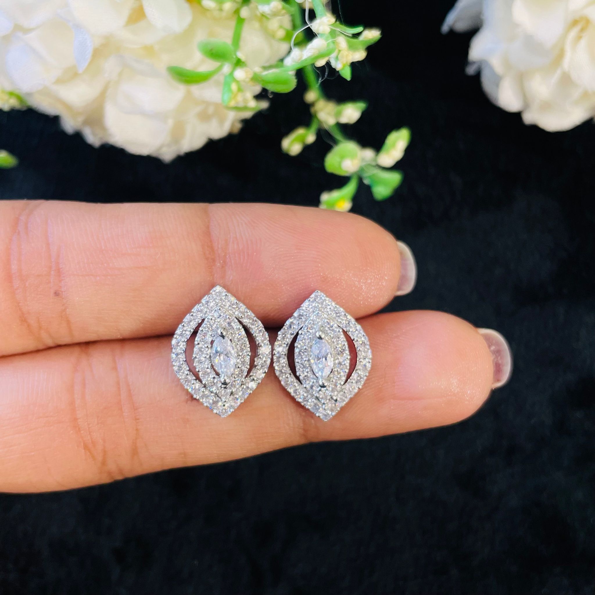 Ad Elora Studs