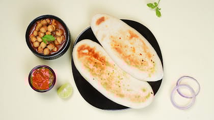 Chole Kulcha (2 Pcs)