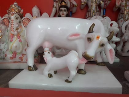 White Marble Cow and Calf Statue (Kamadhenu) | सफेद मार्बल की गाय और बछड़े की मूर्ति (कामधेनु)