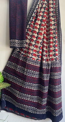 Hand block printed cotton mul saree with blouse.....Size 6.5 with blouseNatural dye n colourPure cotton (92*80)Pure hand ( without skrin chemical),