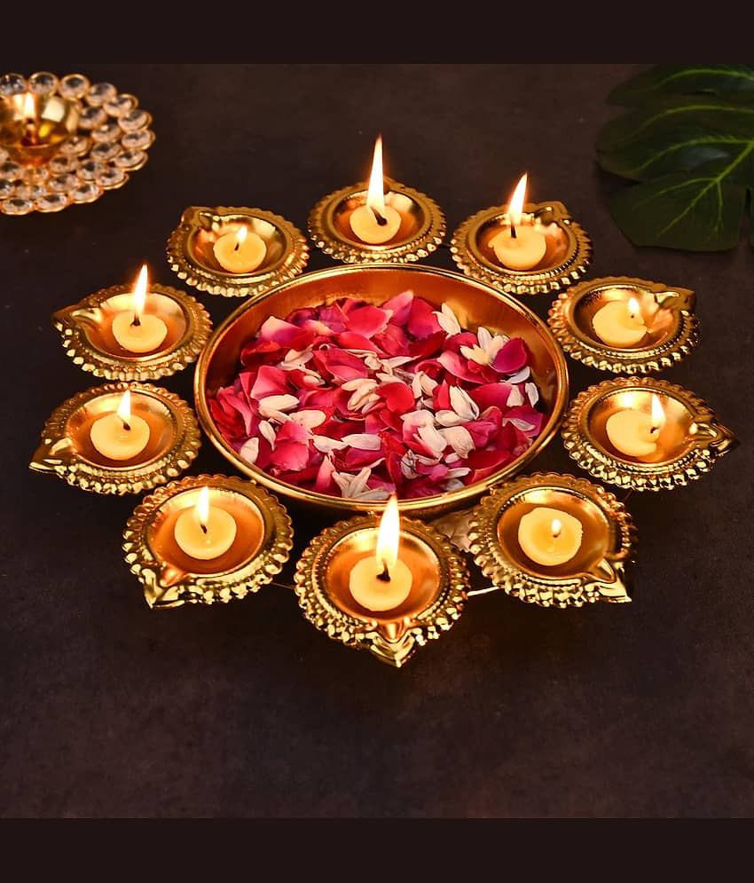 METAL MESTERY Gold Table Top Metal Tea Light Holder - Pack of 1