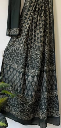 Hand block printed cotton mul saree with blouse.....Size 6.5 with blouseNatural dye n colourPure cotton (92*80)Pure hand ( without skrin chemical)