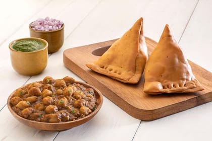 Samosa And Chole Meal
