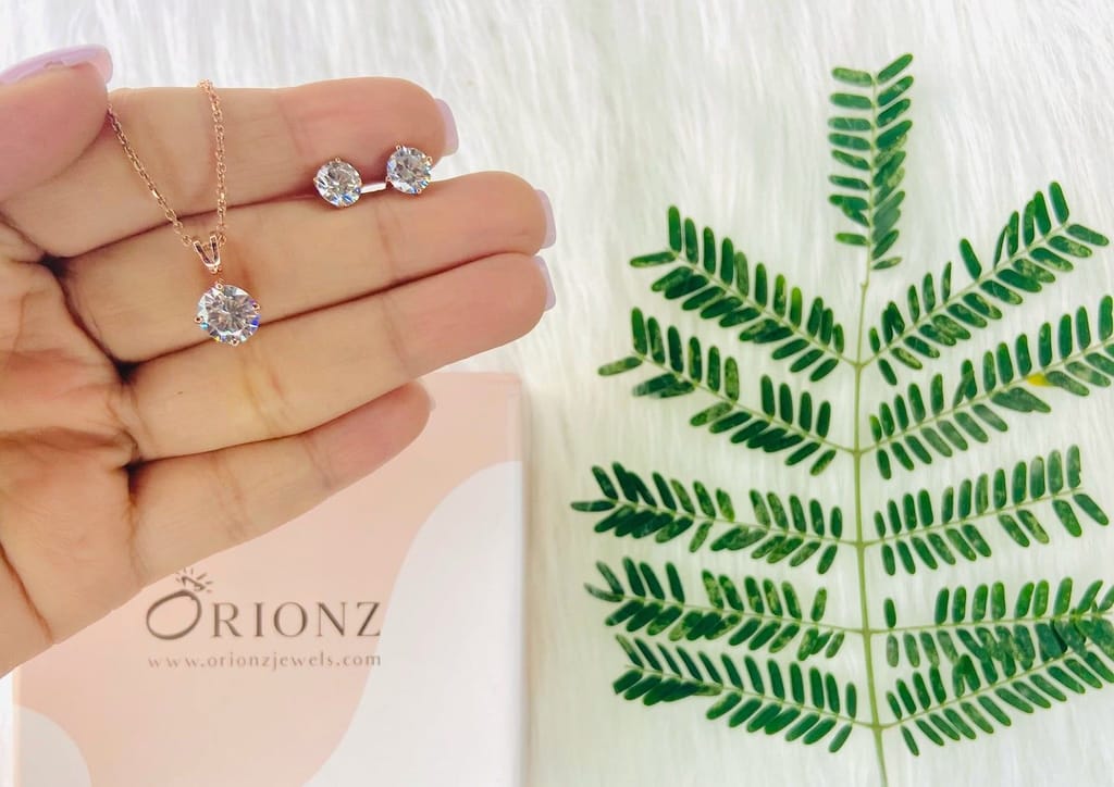 Timeless Round Solitaire Set