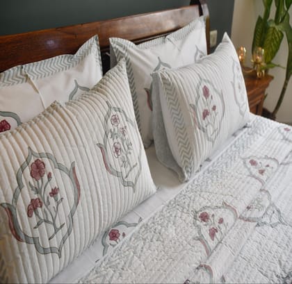 Moroccan Bliss Bedding Set : Soft & Breathable King (90x108) inches bedsheet with King ( 90 x1 108) inches quilted bedcover