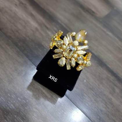 ZEVAR I Gold Base Sana Unique Handcuffs