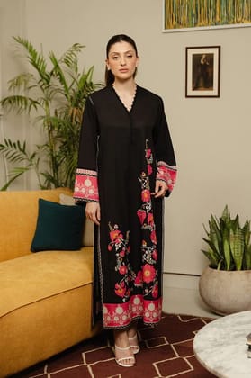 Black top made in soft crepe fabric in floral print.-XS