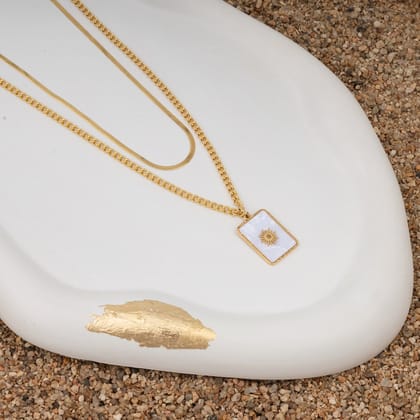 Noble Scallop Square Necklace
