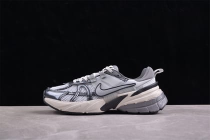 NikeMens V2K Run Pure Platinum - Wolf Grey-Euro 41