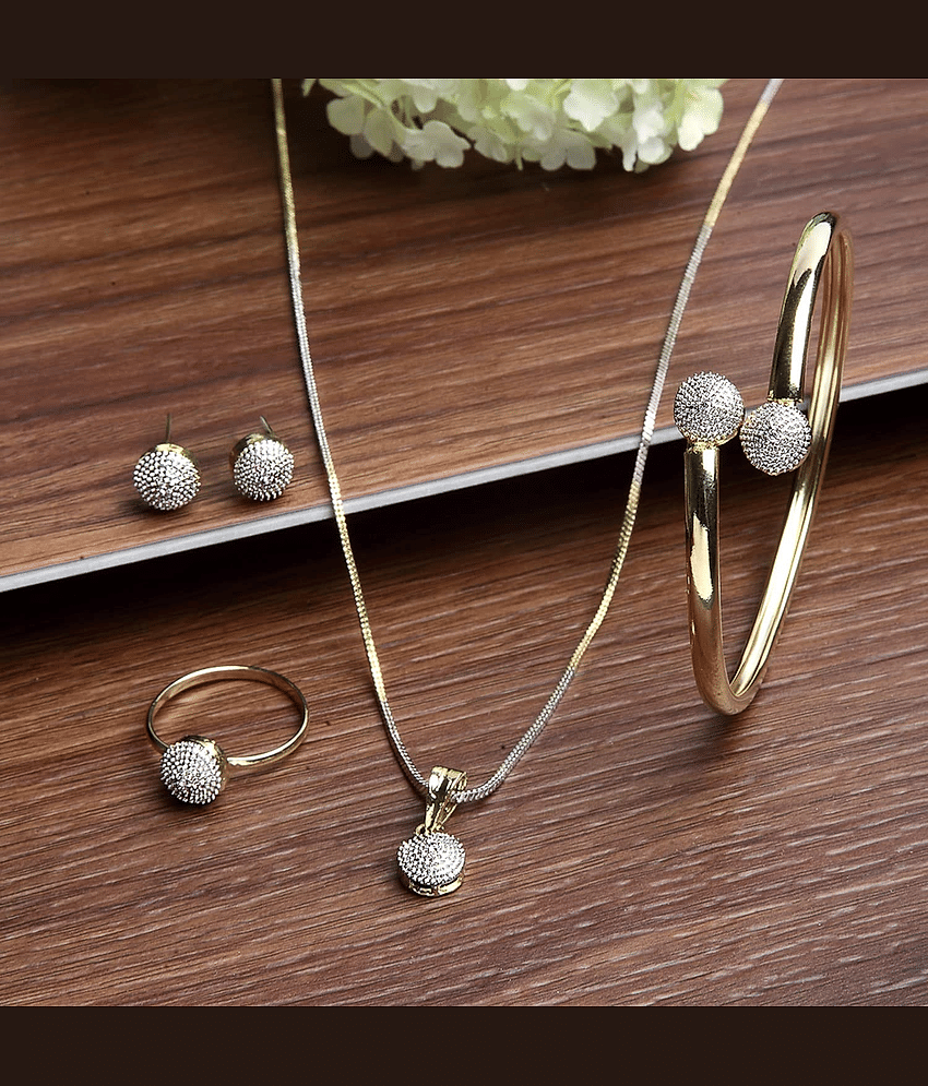 PUJVI Golden Alloy Necklace Set ( Pack of 1 )