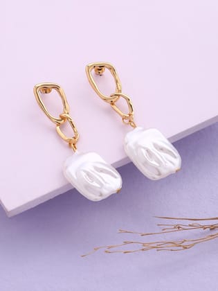 justpeachy Gold-Plated & White Contemporary Drop Earrings justpeachy Gold-Plated & White Contemporary Drop Earrings