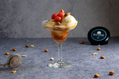 Almond vanilla sundae