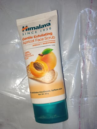 Himalaya Since 1930 Gentle exfoliating Apricot face scrub 