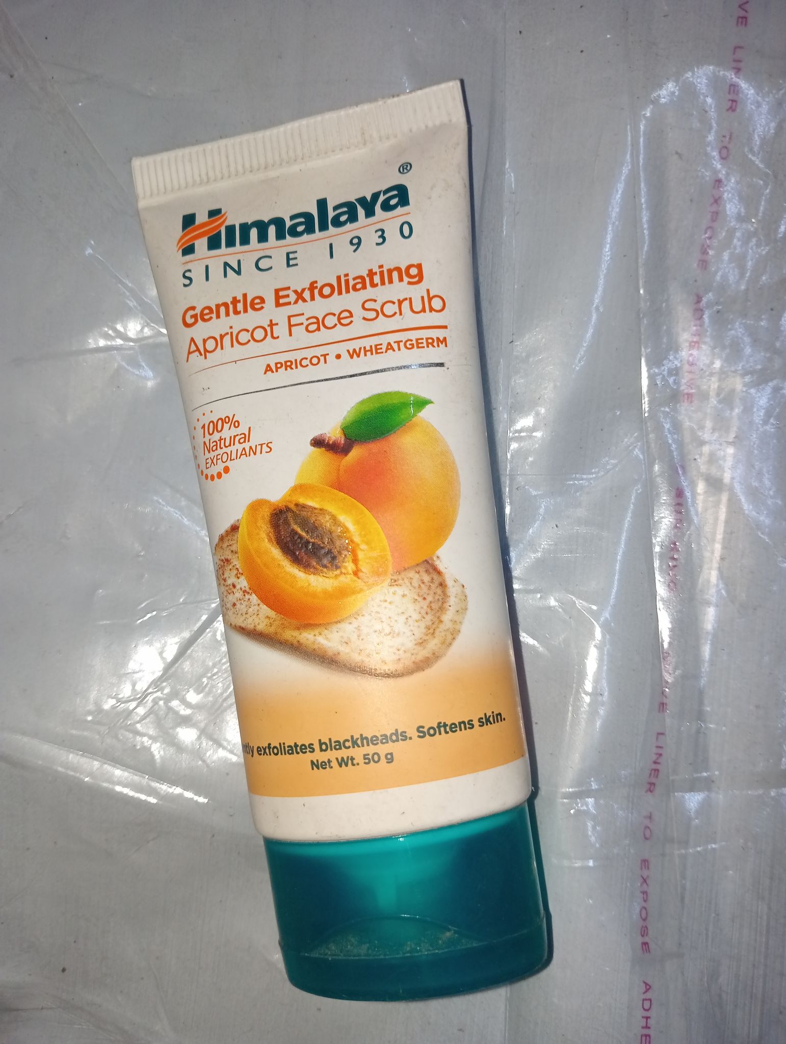 Himalaya Since 1930 Gentle exfoliating Apricot face scrub 