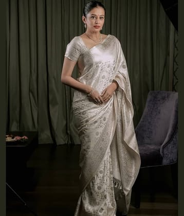 Vastukala Silk Woven Kanjeevaram Sarees With Unstitched Blouse Piece ( White )