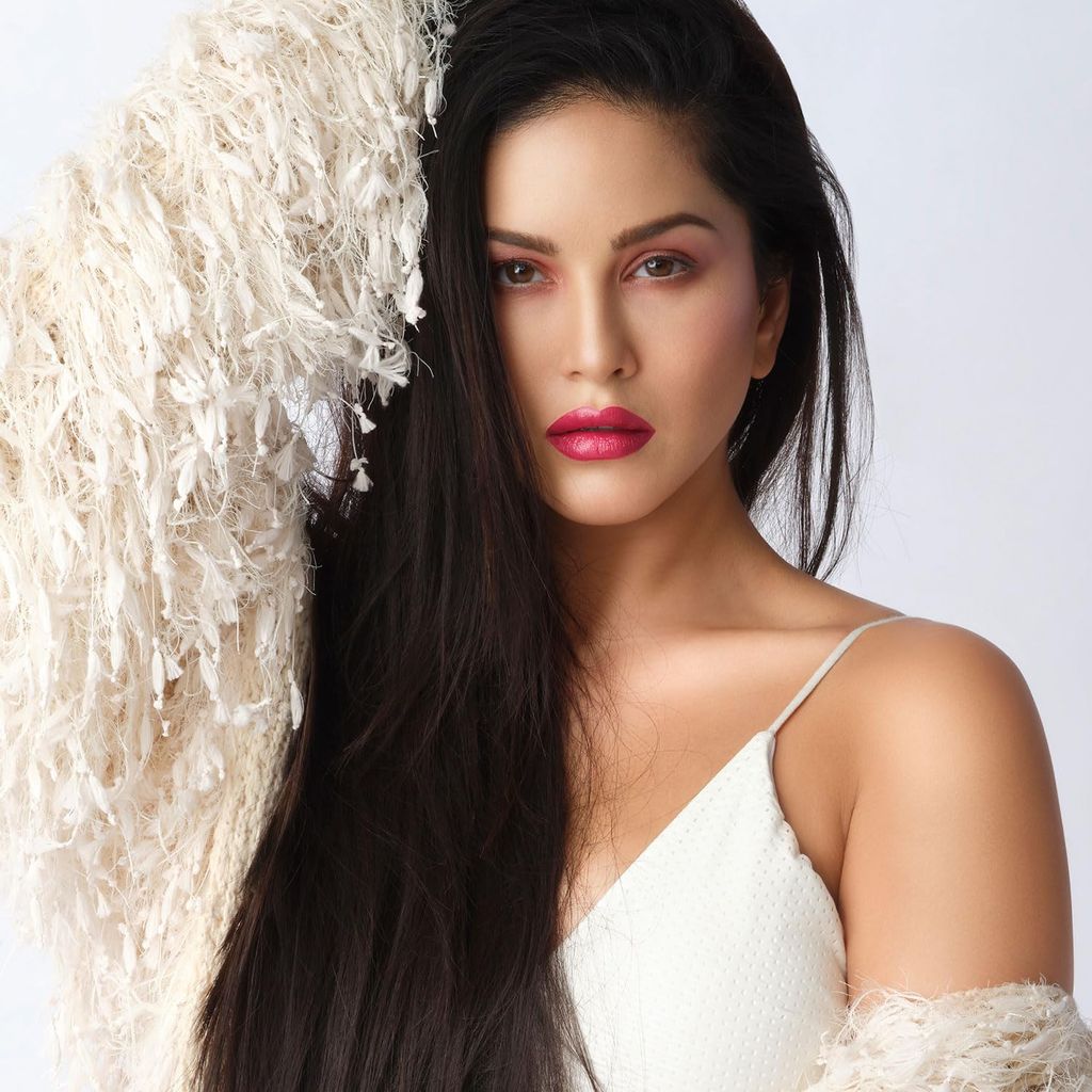 STARSTRUCK BY SUNNY LEONE Luxe Matte Lipstick | Richly Pigmented Luxe Matte Lipstick