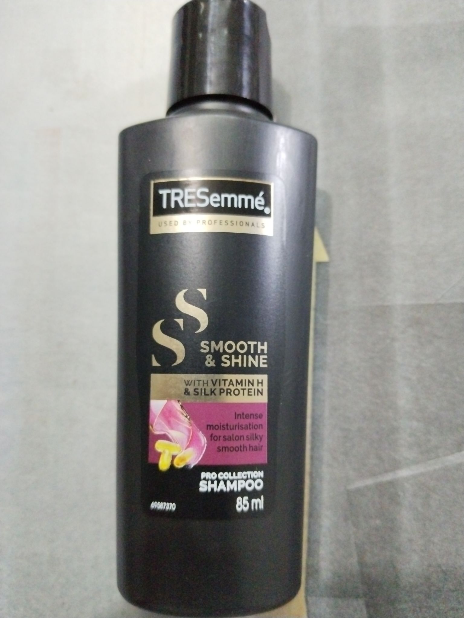 Tresemme smooth and shine shampoo 