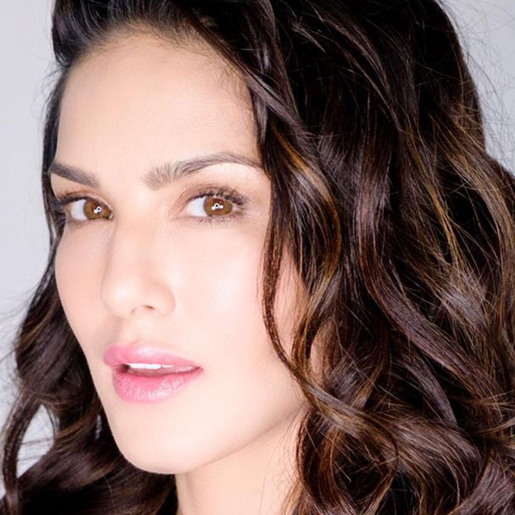 STARSTRUCK BY SUNNY LEONE Luxe Matte Lipstick | Richly Pigmented Luxe Matte Lipstick