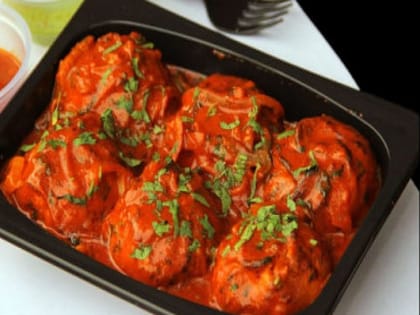 Gravy paneer momos [8 pieces]