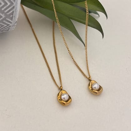Sweetheart Pearl Pod Necklace
