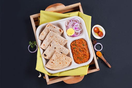 Chicken Kheema, Chapati Lunchbox With Gulab Jamun (2 Pcs)
