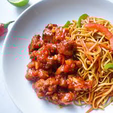 EGG NOODLES WITH CHILI CHICKEN (2 PIECES )