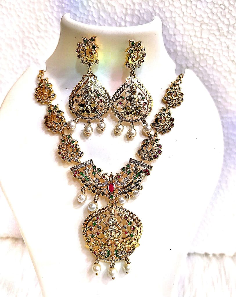 "Stunning Gold-Plated Necklace Set with Intricate Floral Design and Pearl Accents"