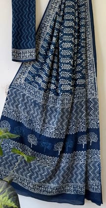 Hand block printed cotton mul saree with blouse.....Size 6.5 with blouseNatural dye n colourPure cotton (92*80)Pure hand ( without skrin chemical),