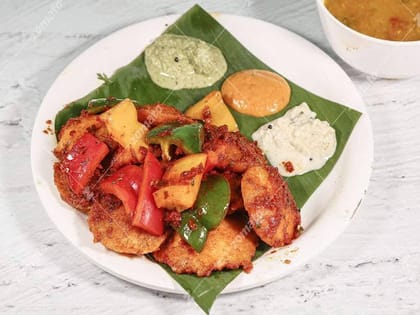 Schezwan Idli Veggies And Sauce [1 Plate, 10 Pieces]