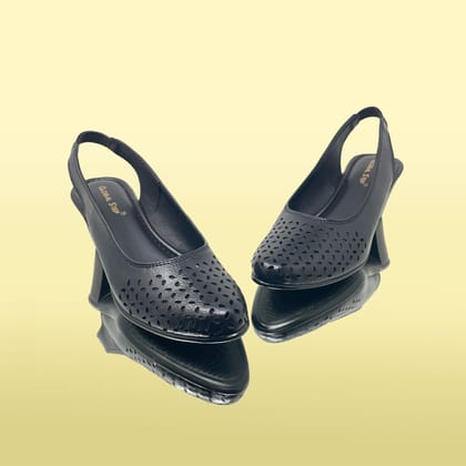 PoshEase Closed-Heels-Black / 39